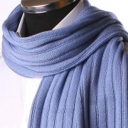 Echarpe bleu clair à côtes