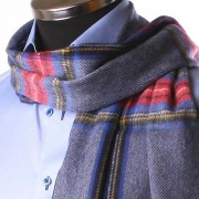 Echarpe en cachemire bleue à carreaux rouges, noirs et jaunes
