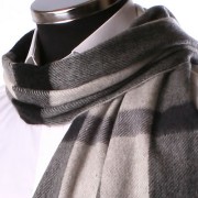 Echarpe en cachemire à larges carreaux gris clair, gris foncé et noirs
