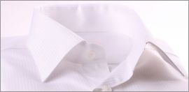 Chemise blanche à poignets mousquetaires, tissu à petits chevrons