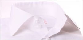 Chemise blanche en lin à poignets mousquetaires