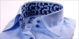 Chemisier bleu rayé à col et poignets à motifs papillons bleus