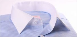 Chemise bleu clair à col et poignets blancs