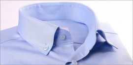 Chemise bleu clair à col boutonné