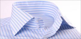Chemise à rayures bleues et blanches