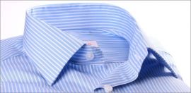 Chemise bleu clair à rayures blanches