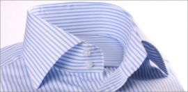 Chemise à rayures blanches et bleu clair et poignets mousquetaires