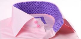 Chemise rose à col et poignets à motifs géométriques violets