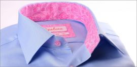 Chemise bleue à col et poignets à motifs roses