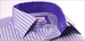 Chemise à rayures blanches, mauves et bleues, col et poignets violets