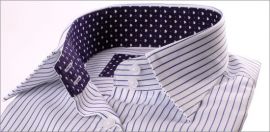 Chemisier blanc à rayures bleues, col et poignets à motifs coeurs sur fond bleu marine