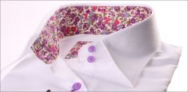 Chemisier blanc à manches trois quarts, col et revers des manches à fleurs bleues, violettes et roses
