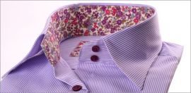 Chemisier à rayures blanches et mauves, col et poignets à fleurs bleues, violettes et roses