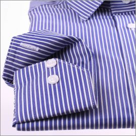 Chemise à rayures blanches et bleu foncé