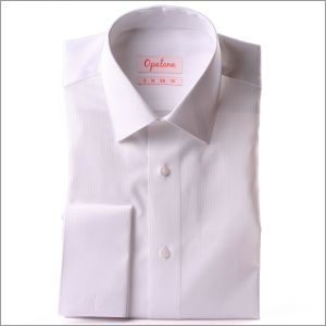 Chemise blanche à poignets mousquetaires, tissu à petits chevrons