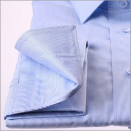 Chemise bleue à fines rayures blanches et poignets mousquetaires