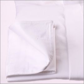 Chemise blanche de cérémonie à poignets mousquetaires, col cassé et gorge cachée
