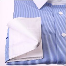 Chemise bleue à fines rayures blanches, col et poignets mousquetaires blancs
