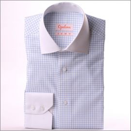 Chemise blanche à carreaux bleus, col et poignets blancs