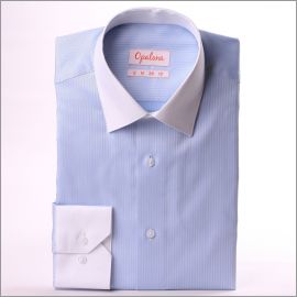 Chemise bleu clair à col et poignets blancs