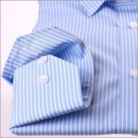 Chemise bleu clair à rayures blanches