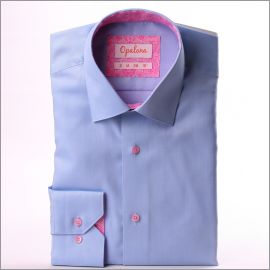 Chemise bleue à col et poignets à motifs roses