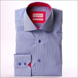 Chemise à fines rayures bleu foncé et blanches, col et poignets fuchsias