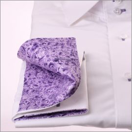 Camisa blanca con cuello puño francés patrón de color lila y los puños