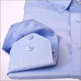 Chemise bleue à col boutonné