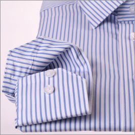 Chemise à rayures blanches et bleues