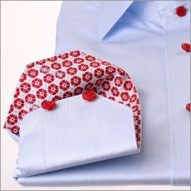 Chemise bleu clair à col et poignets à motifs fleuris rouges sur fond blanc