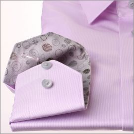 Camisa lila con gris claro cicular patrón cuello y puños