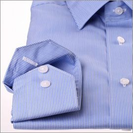 Chemise bleu moyen à fines rayures blanches