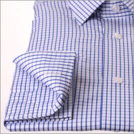 Chemise blanche à carreaux bleus et poignets mousquetaires
