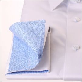 Chemise blanche à col et poignets mousquetaires à motifs géométriques bleu ciel