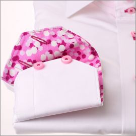 Chemise blanche à col et poignets à motifs roses, blancs et mauves