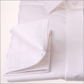 Chemise blanche tissu popeline à gorge cachée et poignets mousquetaires