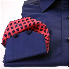 Chemise bleu marine à col et poignets à motifs losanges bleus sur fond rose