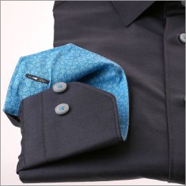 Chemise gris foncé à col et poignets à motifs fleuris bleus