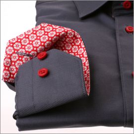 Chemise gris foncé à col et poignets à fleurs blanches sur fond rouge