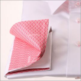 Chemise blanche à col et poignets mousquetaires à motifs roses
