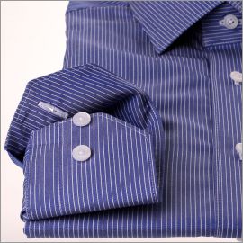 Chemise bleu foncé à fines rayures blanches