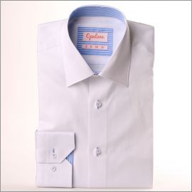 Chemise blanche à col et poignets à rayures bleues