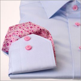 Chemise bleue à col et poignets fleuri rose