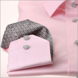Chemise rose à col et poignets gris à motifs losanges