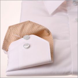 Chemise blanche à col et poignets à motifs beiges et bleus