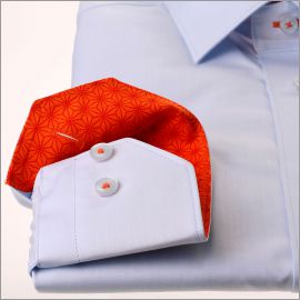 Chemise bleue à col et poignets à motifs étoiles oranges
