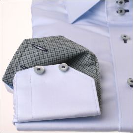 Chemise bleu ciel à col et poignets gris à carreaux