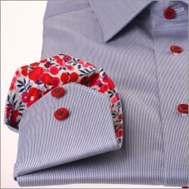 Chemise bleu foncé à col et poignets à motifs fleuris rouges