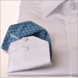 Chemise blanche à col et poignets à losanges turquoise